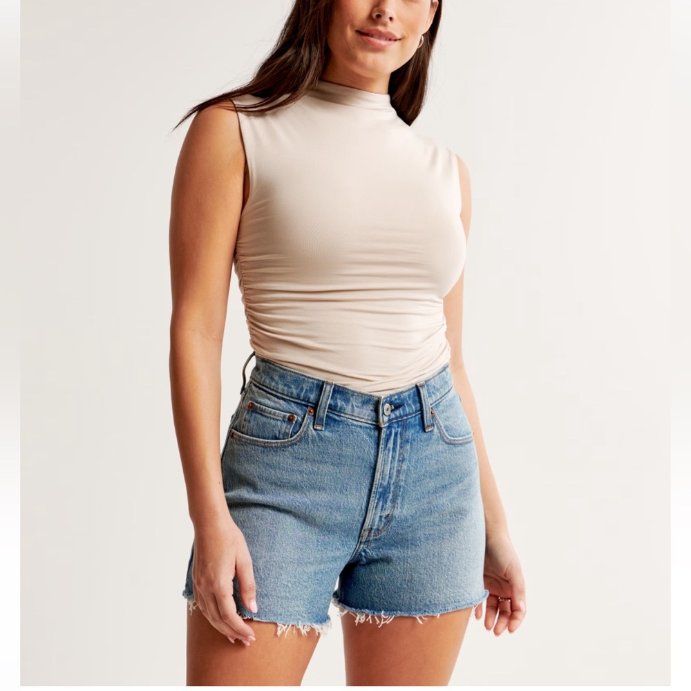 Abercrombie and Fitch The 90s Relaxed High Rise Cutoffs Medium Wash Size 18/34